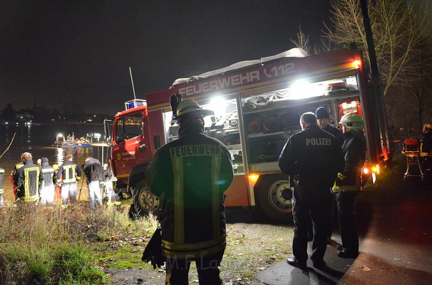 Einsatz BF Koeln PKW im Rhein Mondorf Hersel P131.JPG